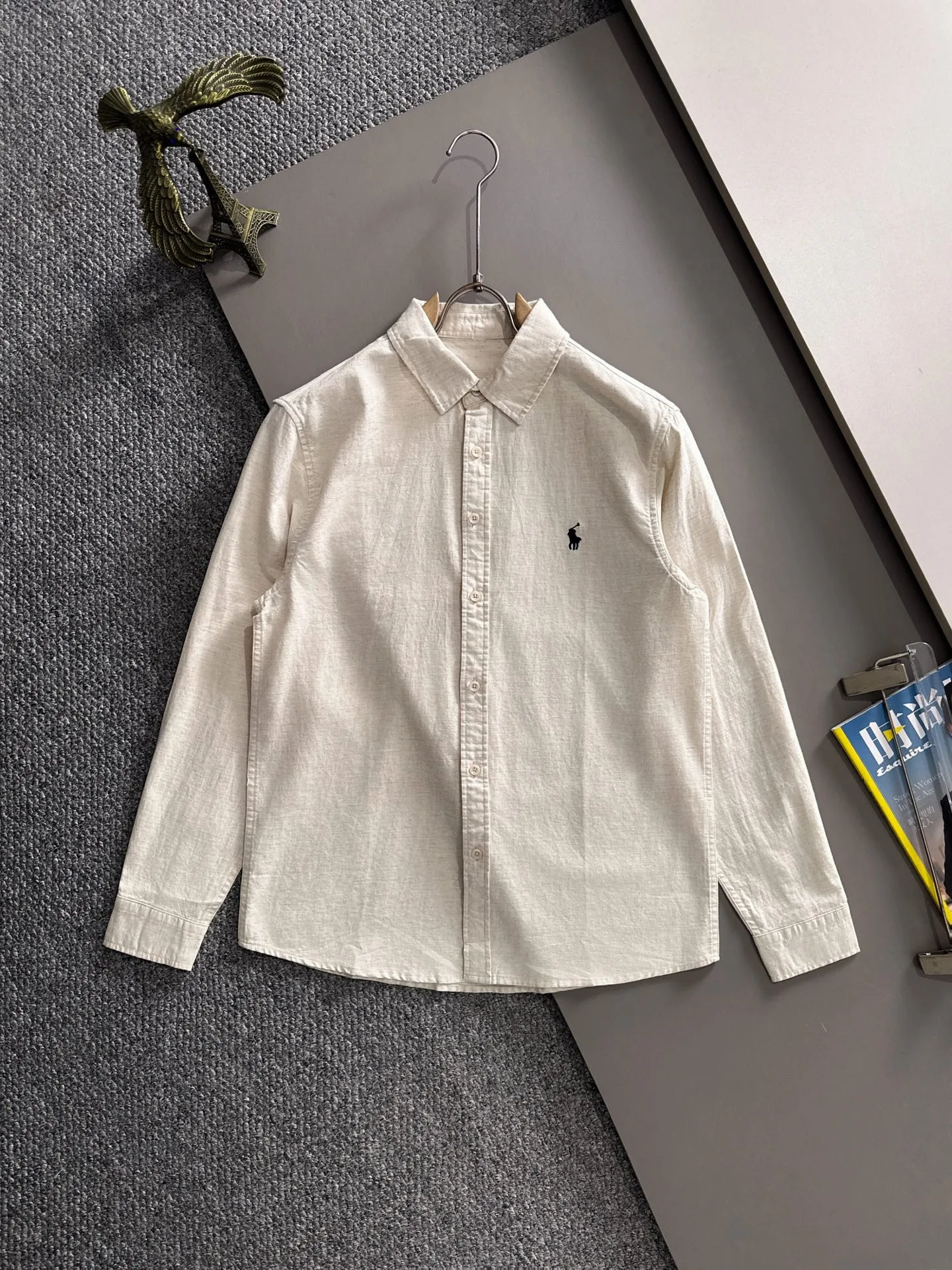 P360 Paul's 2025 new striped shirt, a versatile long-sleeved shirt for business and leisure. After a new style interpretation, with eye-catching earth tones, the fashion trend index of the entire shirt immediately soared! Made of imported 100% poplin cotton material, the light, silky and glossy silk fabric properties bring an unusual high-end visual sense. Needless to say, the upper body comfort is hand-cut. The pattern of the rear horizontal bar is restored, which is the only difference in the market! Technological electrostatic pressure spraying machine. The fluff is attracted by the plant body due to the different electric potential. It accelerates vertically and flies up to the pattern that has been scraped and primed. It is then dried in a high-temperature pipe oven to increase the fastness. The fashionable small pointed collar is paired with a flat-angle hem design, the overall simplicity and ability! Size: M-3XL